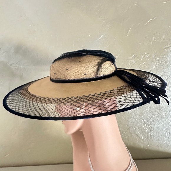 1940'S NATURAL STRAW HAT WITH NETTING BRIM, NAVY VELOUR TRIMMING + NAVY FEATHER - Picture 6 of 11